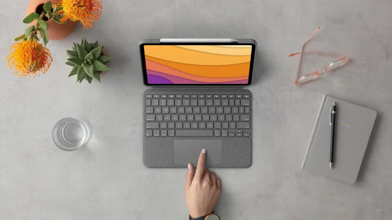 Ovitek s tipkovnico Logitech Combo Touch za iPad Air 13", M2, M3, siv, Slo g.
