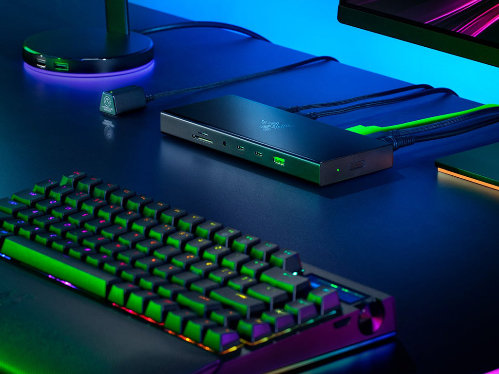 Priključna postaja USB-C Razer USB 4 Dock, 14 v 1, 4xUSB-A, 3xUSB-C, HDMI, DP, RJ45, AUX, mSD/SD, črna