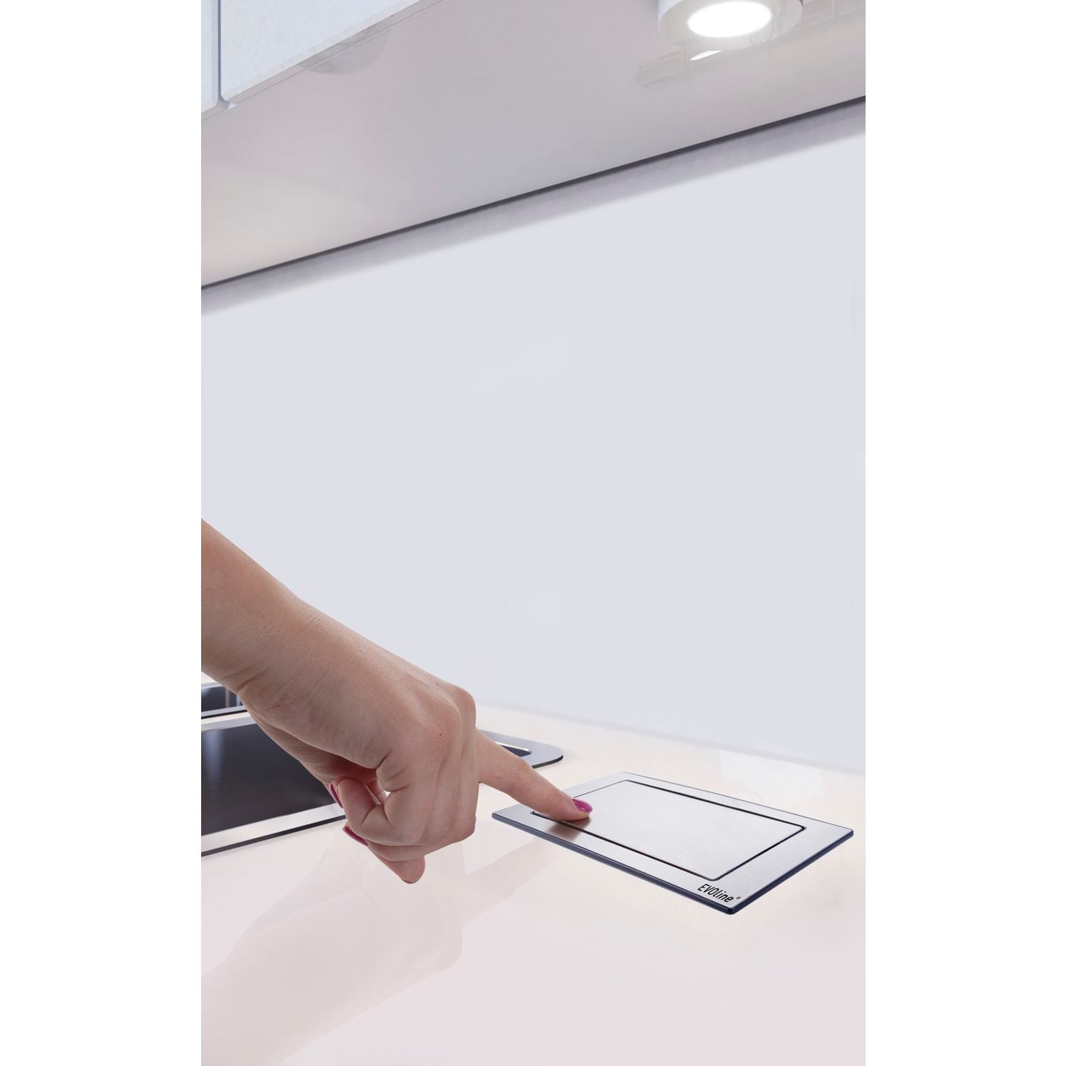 Vgradna vtičnica EVOLINE BackFlip  2 Schuko vtičnici 1 USB-A polnilec Barva Inox