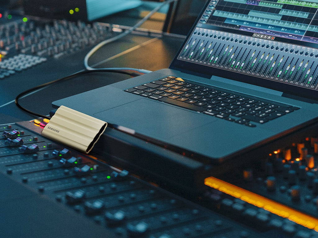 Zunanji SSD 2TB Type-C USB 3.2 Gen2 NVMe, IP65, Samsung T7 Shield, bež, MU-PE2T0K