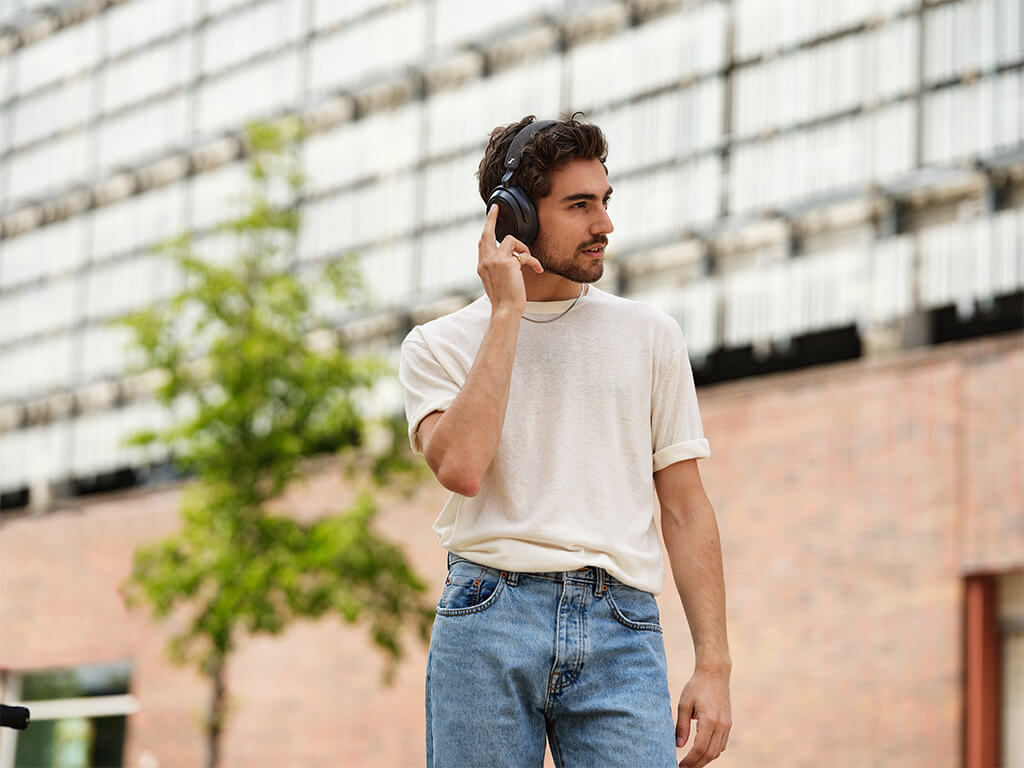 Slušalke Sennheiser MOMENTUM 4 Wireless, črne