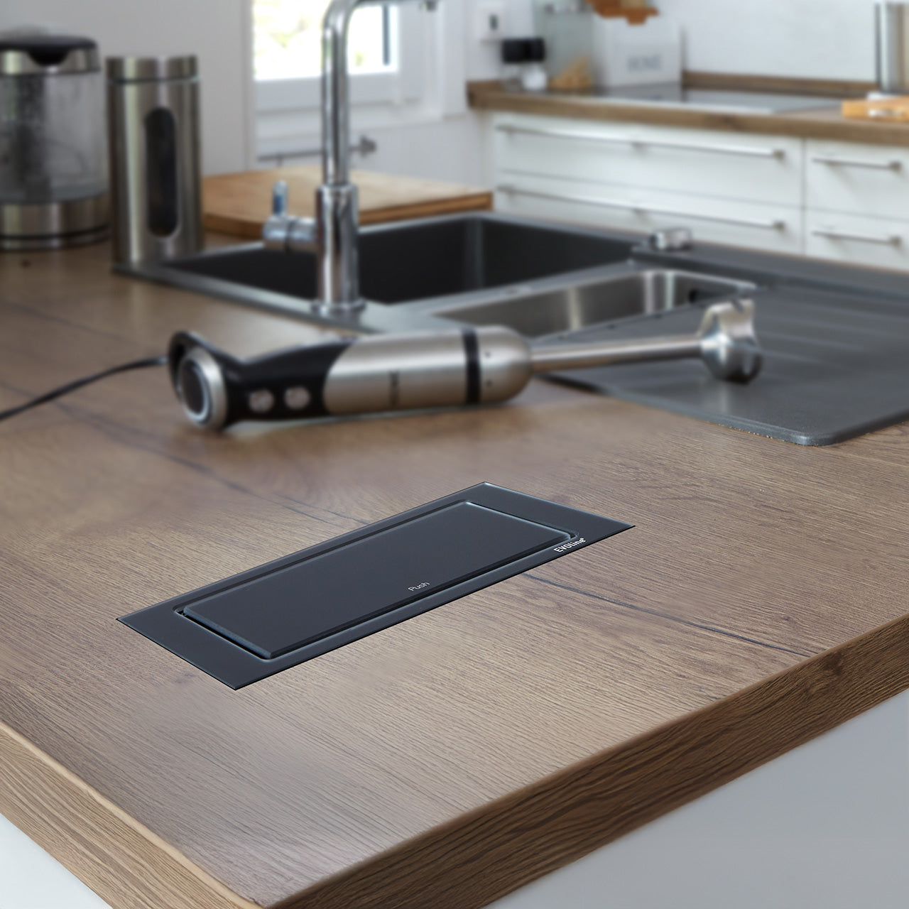 Vgradna vtičnica EVOLINE BackFlip  2 Schuko vtičnici 1 USB-C Črna Mat