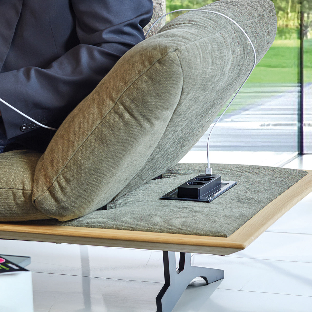 Vgradna vtičnica EVOLINE BackFlip  2 Schuko vtičnici 1 USB-C Črna Mat