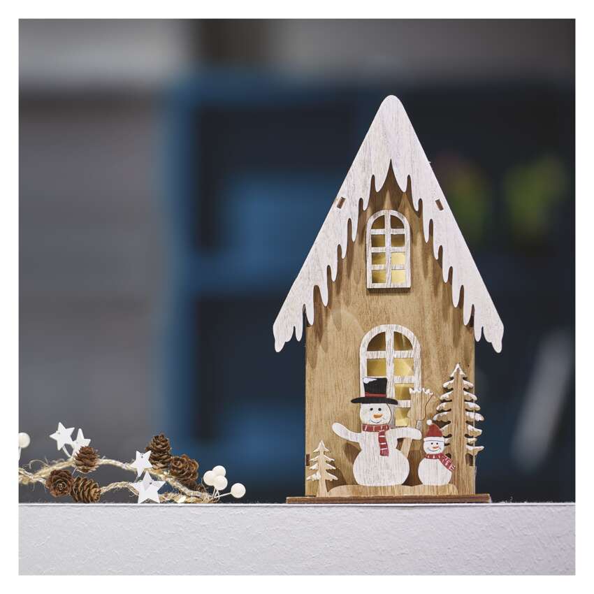 LED lesena dekoracija –  hiška s snežaki, 28,5 cm, 2x AA, notranja, topla bela, časovnik